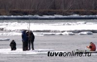В Туве на реке Енисей спасатели сняли 4 рыбаков с оторвавшейся льдины