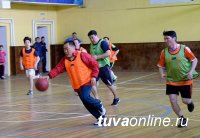 В Туве в День конституции политики и судьи сыграли в баскетбол