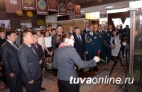 Глава Тувы вместе с будущими юристами побывал на выставке, посвященной истории Конституции Тувы