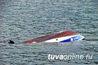 В Чаа-Хольском районе на Саяно-Шушенском водохранилище перевернулась моторная лодка