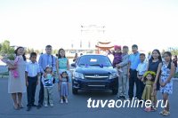 Тува: Уполномоченный по правам ребенка Павел Астахов вручил многодетной приемной семье ключи от машины