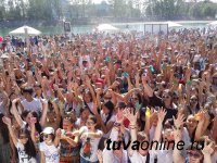 Пляж города Кызыла в День молодежи: "цветное безумие"