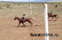 Тува. Более 400 лошадей вышли на старт скачек Наадыма-2015