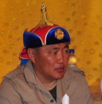 Главе Тувы вручили юбилейную медаль «250-летие Даа кожууна» и подарили шапку с золотым гербом