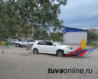 Кызыл: Автолюбительница без прав наехала на детскую площадку, где играл годовалый ребенок