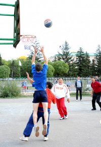 День физкультурника: Турнир по уличному баскетболу в Кызыле