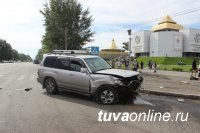 В Кызыле на оживленном перекрестке произошло столкновение двух автомашин
