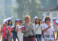 В Туве в День российского флага родилась новая традиция – начинать день с торжественного поднятия флагов