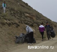 Кызыл: у горы с древними наскальными рисунками прошел субботник