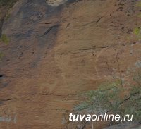 Кызыл: у горы с древними наскальными рисунками прошел субботник
