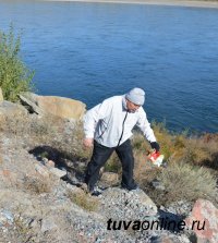 Жители Кызыла в День Енисея очистили берег Великой реки от мусора