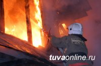 В Кызыле сотрудники МСЧ предотвратили взрыв газовых баллонов при пожаре