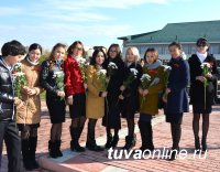 В Кызыле торжественно чествуют учителей