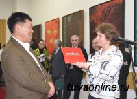 В Красноярске открылась персональная выставка известного тувинского художника Шоя Чурукa