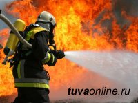В Кызыле сотрудники МЧС предотвратили взрыв газовых баллонов при пожаре