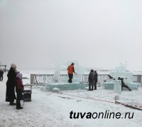 Тува: 3-й день кипит работа по созданию ледовых скульптур на фестивале «Ледовая сказка в Центре Азии»