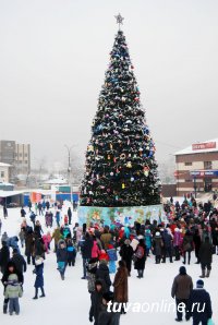 В Кызыле с участием Деда Мороза и Снегурочки торжественно открылась главная елка столицы