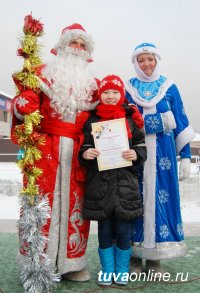 В Кызыле с участием Деда Мороза и Снегурочки торжественно открылась главная елка столицы