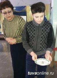 В кызылской школе № 8 прошли Рождественские посиделки