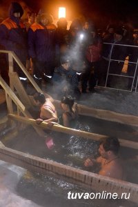 Крещенские купания в иордани на Вавилинском затоне в Туве собрали сотни людей