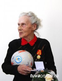 Учитель физкультуры Нина Кузьмина награждена медалью «За вклад в развитие города Кызыла»