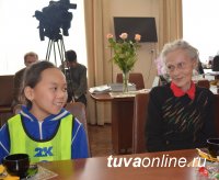 Учитель физкультуры Нина Кузьмина награждена медалью «За вклад в развитие города Кызыла»