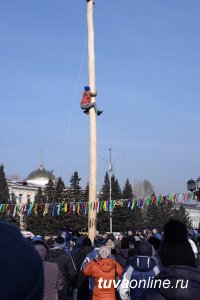 Масленичный столб в Кызыле покорили лишь 5 ловкачей из 136