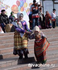 Масленичный столб в Кызыле покорили лишь 5 ловкачей из 136