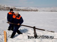 В Туве проведены учения по извлечению автомобиля, провалившегося под лёд