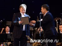 Саксофонисту Игорю Бутману в Туве показали Центр Азии и подарили тувинскую скрипку – игил