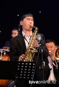 Саксофонисту Игорю Бутману в Туве показали Центр Азии и подарили тувинскую скрипку – игил