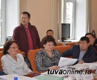 После 10 месяцев работы комиссии по официальным символам города Хурал представителей Кызыла принял новые герб и флаг столицы