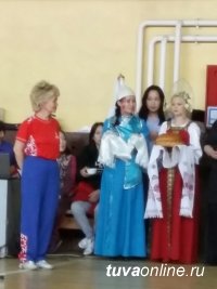Чаем с молоком и караваем хлеба Кызыл приветствовал кожууны-побратимы на Спартакиаде ко Дню местного самоуправления