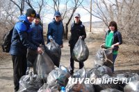 Студенты Кызыла собрали в Молодежном сквере 250 мешков мусора