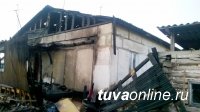При пожаре в жилом доме в селе Балгазын Тандинского района взорвался газовый баллон. Пострадавших нет.
