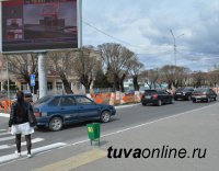 Реконструированные дороги центра Кызыла запружены припаркованным автотранспортом