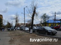 Реконструированные дороги центра Кызыла запружены припаркованным автотранспортом
