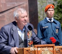 В Кызыле состоялась торжественная церемония возложения венков мемориалу павших воинов