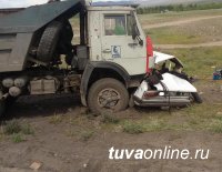 Тува: В результате столкновения легковой автомашины с "КамАЗ" погибли два человека