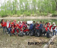 Школьники Кызыла очистили от мусора берега протоки в Национальном парке 