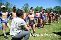 Глава Тувы наградил победителей детского соревнования по борьбе Хуреш и подарил мячи юным футболистам из школы-интерната