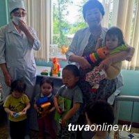 Подарки пациентам детской больницы - от депутата горхурала