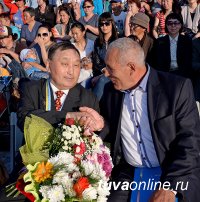 Торжественная церемония вручения госнаград в День России прошла на Набережной Енисея в центре Азии