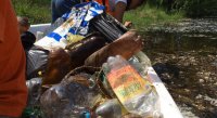 "Добрые сердца Тувы" убрали прибрежную зону парка от пластиковых бутылок