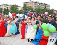 Выпускники Кызыла попрощались со школой у Центра Азии