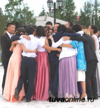 Выпускники Кызыла попрощались со школой у Центра Азии