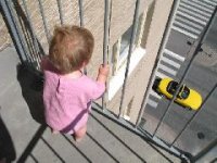 Полицейские Кызыла спасли от падения с балкона 4-летнюю девочку