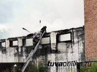 В Кызыле потушен крупный пожар в складском помещении
