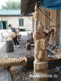 В Туве в воскресенье завершится Первый межрегиональный симпозиум по резьбе по дереву