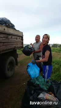 Мэрия Кызыла помогла администрации села Балгазын убрать берег озера Чагытай